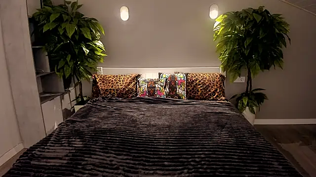 MagicPeachh  online show from 12-02-25, 06:41