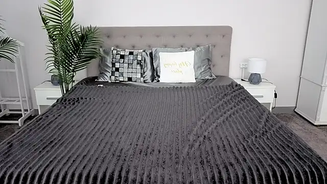 MagicPeachh  online show from 03-17-26, 07:01