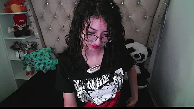 Snapshot of CherieCurl chatting on 09-26-25, 01:31 CherieCurl online show from 09-26-25, 01:31