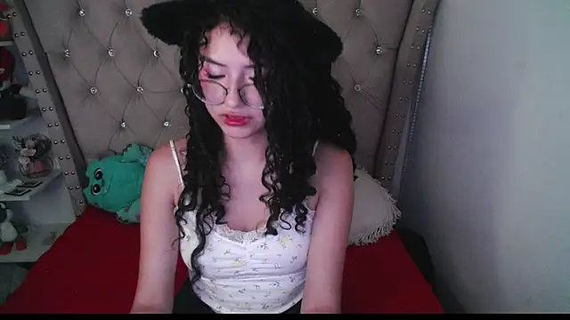 Snapshot of CherieCurl chatting on 11-09-25, 12:09 CherieCurl online show from 11-09-25, 12:09