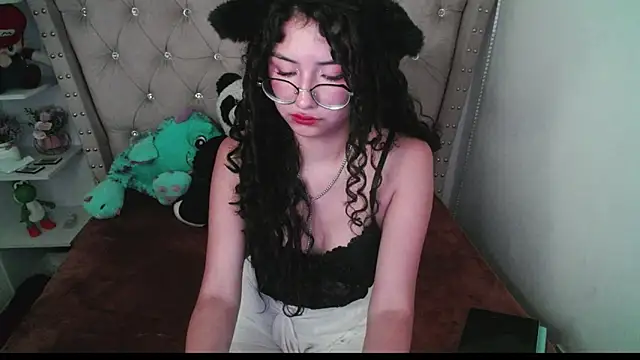 Snapshot of CherieCurl chatting on 11-22-25, 06:07 CherieCurl online show from 11-22-25, 06:07