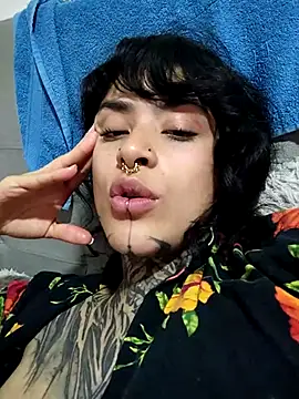 Snapshot of taaylor33 chatting on 11-20-25, 06:02 taaylor33 online show from 11-20-25, 06:02