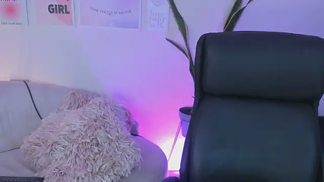 Snapshot of MissSussy chatting on 02-22-25, 09:23 MissSussy online show from 02-22-25, 09:23