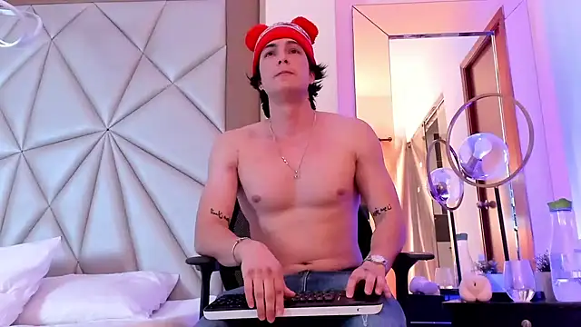 Karimferrer online show from 12-19-24, 08:23