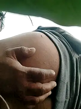 Snapshot of Young_couple143 chatting on 02-27-25, 05:13 Young couple143 online show from 02-27-25, 05:13