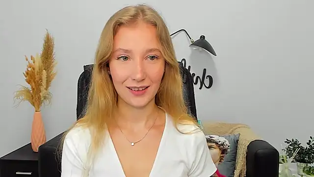 LolaWilsons online show from 01-16-25, 06:14