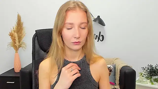 LolaWilsons online show from 01-29-25, 06:22