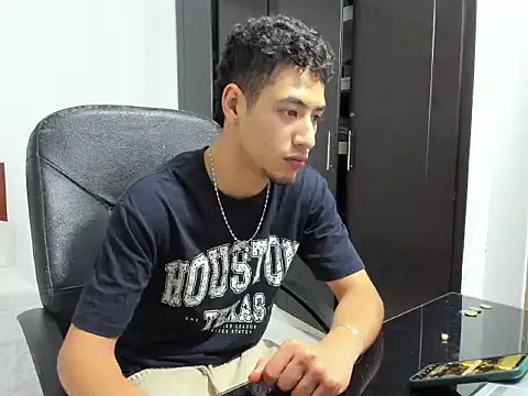 Snapshot of Chandler_ken chatting on 10-30-25, 01:18 Chandler ken online show from 10-30-25, 01:18