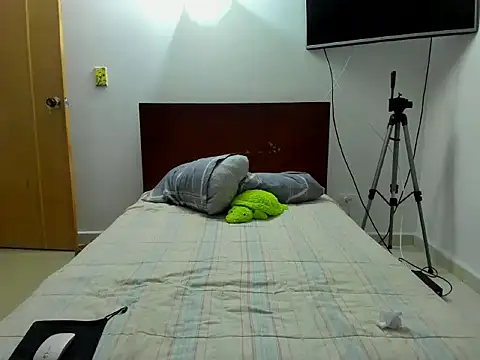 Snapshot of Chandler_ken chatting on 11-17-25, 04:18 Chandler ken online show from 11-17-25, 04:18