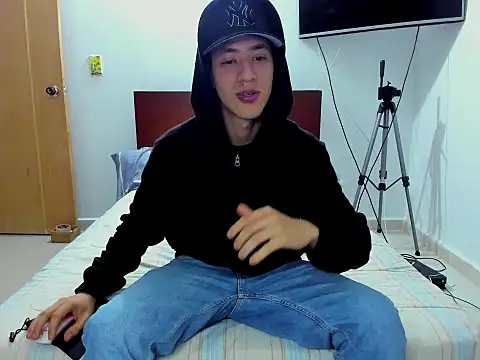 Snapshot of Chandler_ken chatting on 11-18-25, 04:28 Chandler ken online show from 11-18-25, 04:28