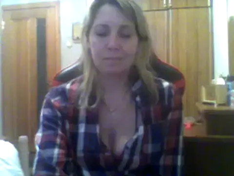 Snapshot of IrinaB1 chatting on 02-04-25, 02:43 IrinaB1 online show from 02-04-25, 02:43