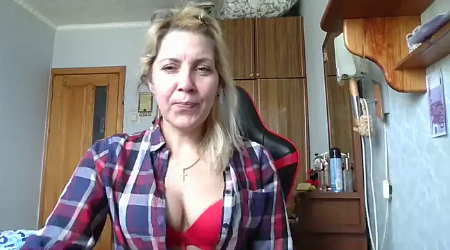 Snapshot of IrinaB1 chatting on 02-22-25, 07:56 IrinaB1 online show from 02-22-25, 07:56