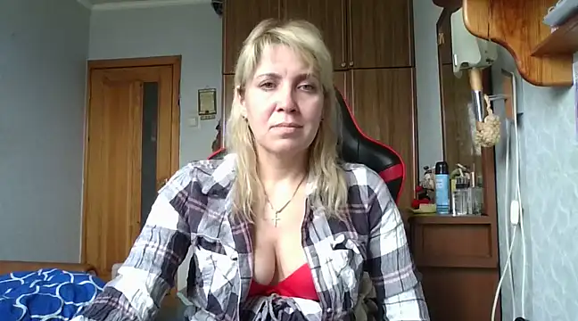 Snapshot of IrinaB1 chatting on 03-03-25, 08:05 IrinaB1 online show from 03-03-25, 08:05