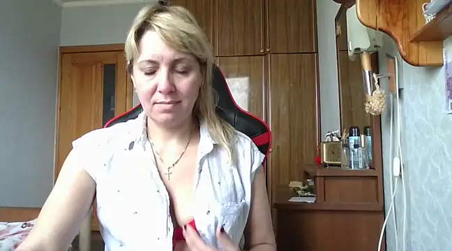 Snapshot of IrinaB1 chatting on 03-15-25, 08:04 IrinaB1 online show from 03-15-25, 08:04