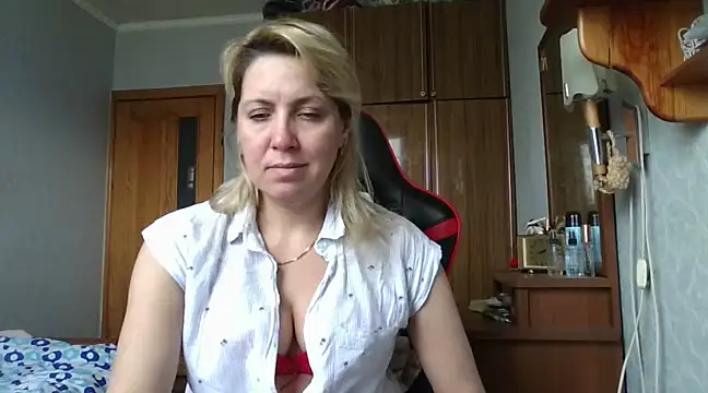 Snapshot of IrinaB1 chatting on 03-19-25, 12:12 IrinaB1 online show from 03-19-25, 12:12