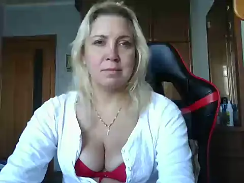 Snapshot of IrinaB1 chatting on 09-28-25, 05:46 IrinaB1 online show from 09-28-25, 05:46