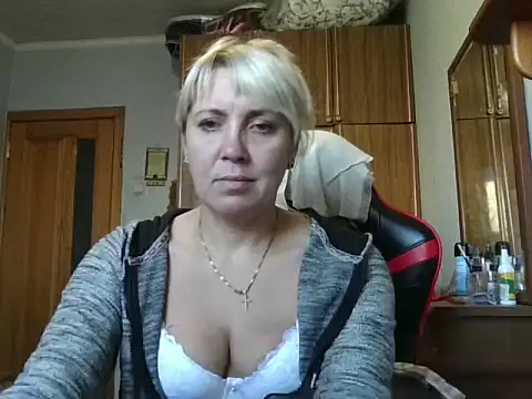 Snapshot of IrinaB1 chatting on 10-23-25, 04:56 IrinaB1 online show from 10-23-25, 04:56