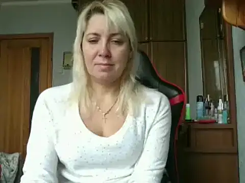 Snapshot of IrinaB1 chatting on 11-09-25, 07:39 IrinaB1 online show from 11-09-25, 07:39