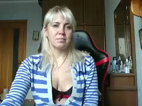 Snapshot of IrinaB1 chatting on 11-18-25, 08:52 IrinaB1 online show from 11-18-25, 08:52