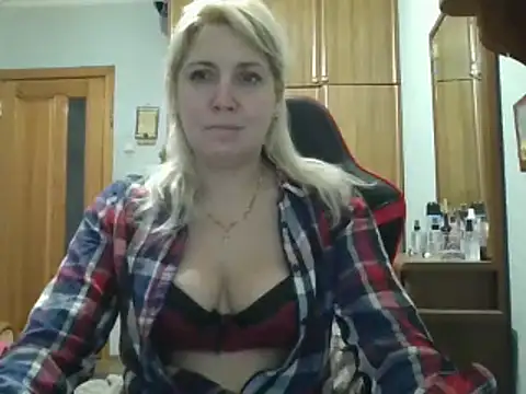 Snapshot of IrinaB1 chatting on 11-20-25, 04:45 IrinaB1 online show from 11-20-25, 04:45