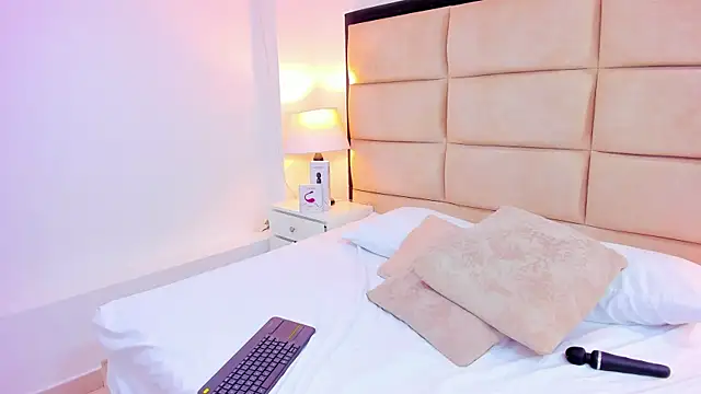 SamantaG online show from 12-20-24, 04:04