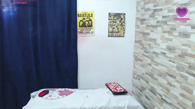 Snapshot of SamanthaSwan chatting on 02-08-25, 01:11 SamanthaSwan online show from 02-08-25, 01:11