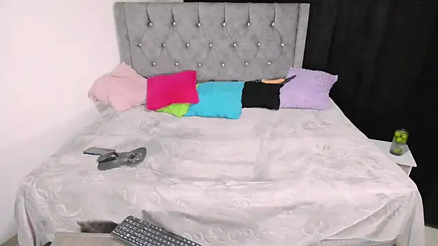 Snapshot of valenthottie chatting on 02-17-25, 12:54 valenthottie online show from 02-17-25, 12:54