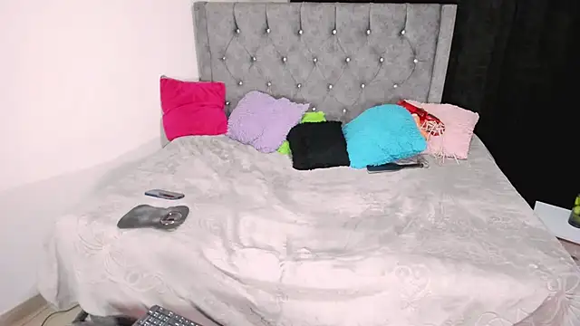 Snapshot of valenthottie chatting on 02-22-25, 02:28 valenthottie online show from 02-22-25, 02:28