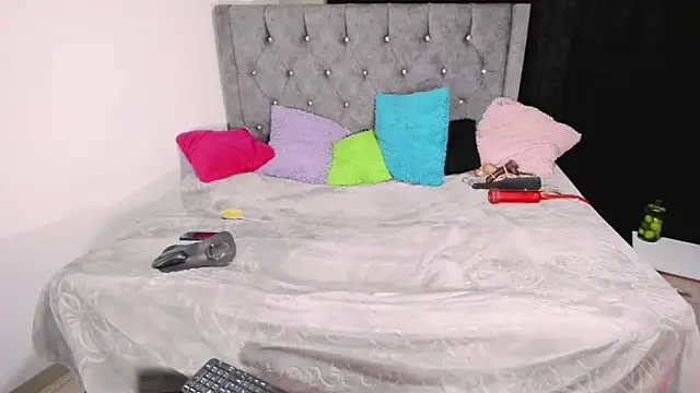 Snapshot of valenthottie chatting on 02-26-25, 11:15 valenthottie online show from 02-26-25, 11:15