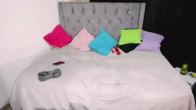 Snapshot of valenthottie chatting on 03-23-25, 02:48 valenthottie online show from 03-23-25, 02:48