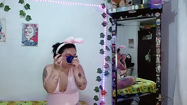 Snapshot of the_lesbian_game chatting on 10-28-25, 02:48 the lesbian game online show from 10-28-25, 02:48