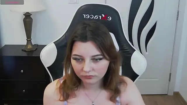 pretty little thing online show from 04-28-26, 06:46