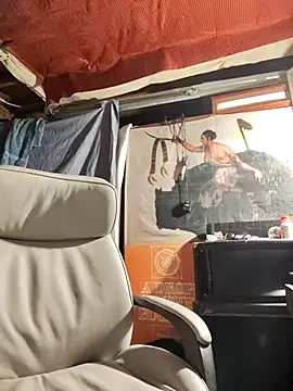 Gillygilly76 online show from 10-30-25, 04:36