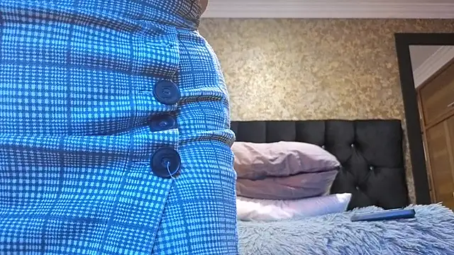 Snapshot of emma_xuee chatting on 10-17-25, 12:01 emma xuee online show from 10-17-25, 12:01