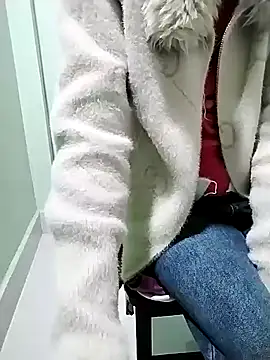 Luxcute286 online show from 02-18-25, 07:43