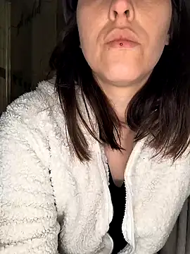 Linalicious online show from 03-18-25, 05:42