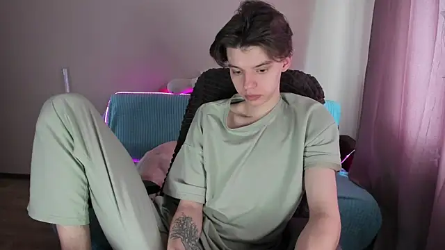 Snapshot of Liam_sexy1 chatting on 03-20-25, 08:20 Liam sexy1 online show from 03-20-25, 08:20