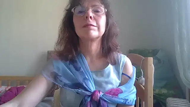 Snapshot of HollyJewel chatting on 05-15-26, 02:57 HollyJewel online show from 05-15-26, 02:57