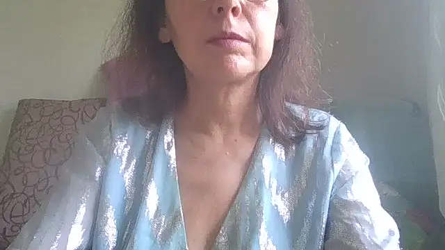 Snapshot of HollyJewel chatting on 05-19-26, 11:16 HollyJewel online show from 05-19-26, 11:16