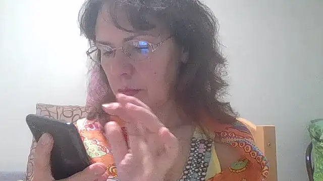 Snapshot of HollyJewel chatting on 06-03-26, 04:45 HollyJewel online show from 06-03-26, 04:45
