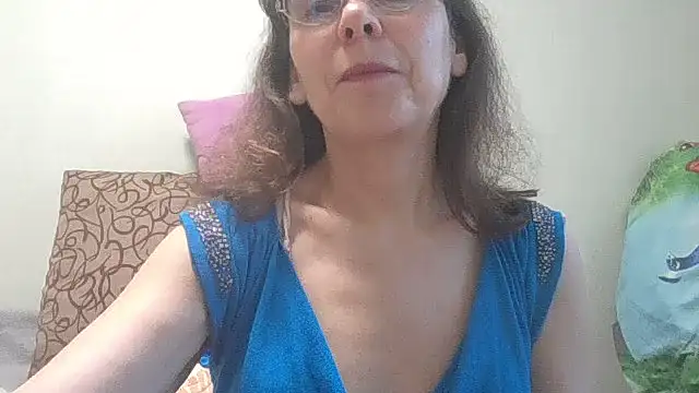 Snapshot of HollyJewel chatting on 06-10-26, 03:55 HollyJewel online show from 06-10-26, 03:55