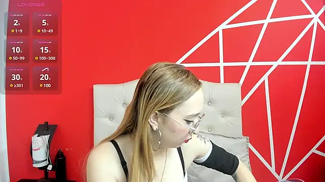 Snapshot of Liaroberts1 chatting on 01-09-25, 12:09 Liaroberts1 online show from 01-09-25, 12:09