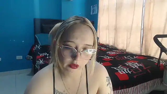 Snapshot of Liaroberts1 chatting on 09-18-25, 11:56 Liaroberts1 online show from 09-18-25, 11:56