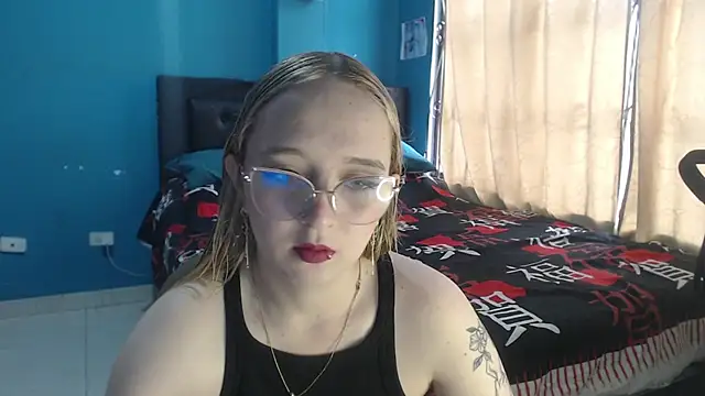 Snapshot of Liaroberts1 chatting on 09-20-25, 11:55 Liaroberts1 online show from 09-20-25, 11:55