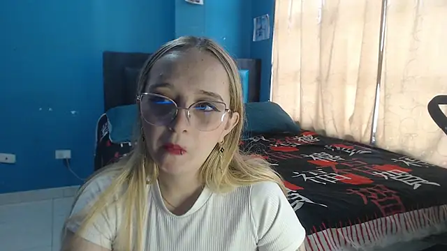 Snapshot of Liaroberts1 chatting on 10-06-25, 12:02 Liaroberts1 online show from 10-06-25, 12:02