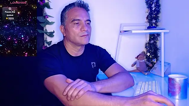 Snapshot of golden_punisher chatting on 12-11-24, 08:15 golden punisher online show from 12-11-24, 08:15