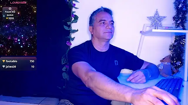 Snapshot of golden_punisher chatting on 12-20-24, 09:21 golden punisher online show from 12-20-24, 09:21