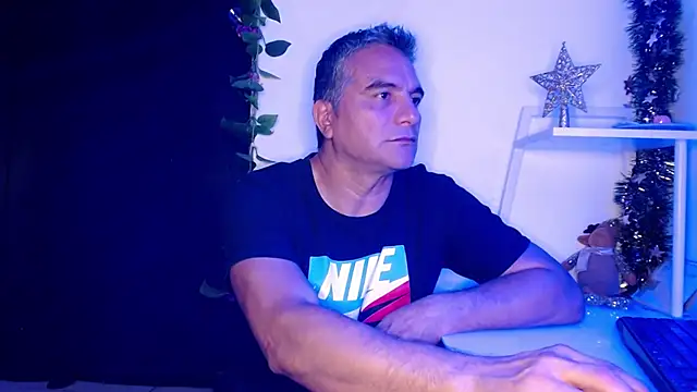 Snapshot of golden_punisher chatting on 12-24-24, 05:27 golden punisher online show from 12-24-24, 05:27