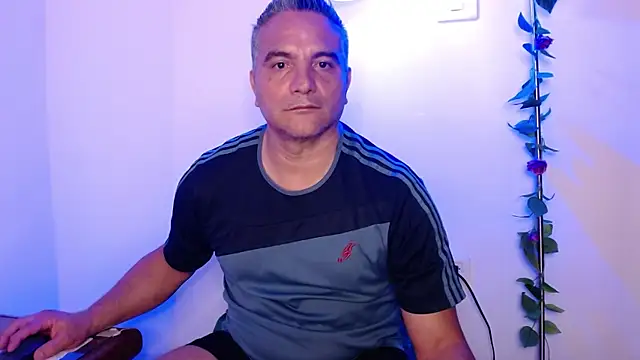 Snapshot of golden_punisher chatting on 02-28-25, 06:10 golden punisher online show from 02-28-25, 06:10