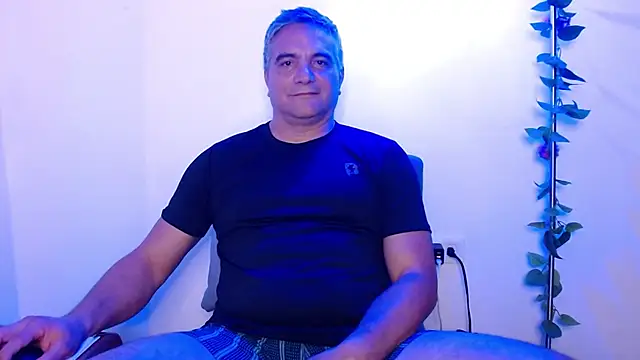 Snapshot of golden_punisher chatting on 03-17-25, 06:51 golden punisher online show from 03-17-25, 06:51